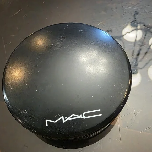 MAC A Glimmer Of Gold Eyeshadow - Picture 3 of 4